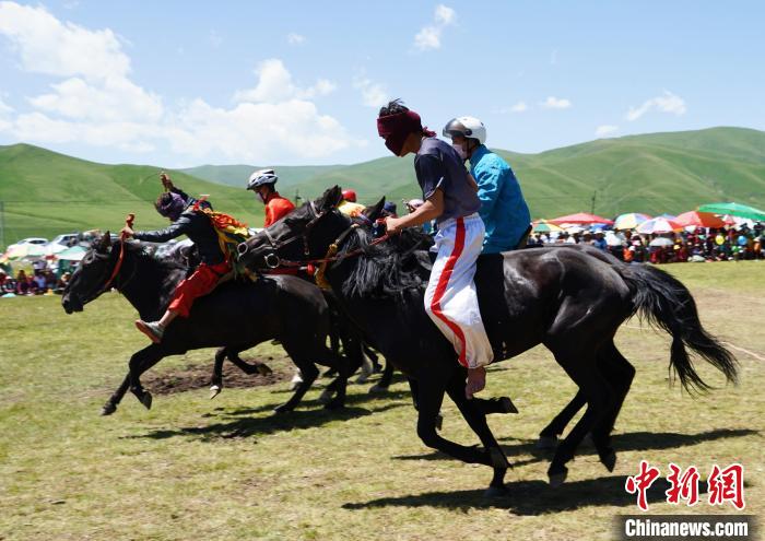圖為選手進(jìn)行3000米賽馬比賽。　馬銘言 攝