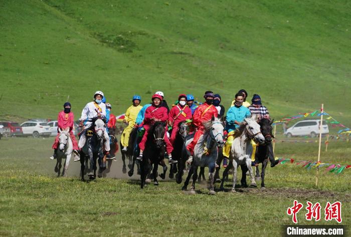 圖為選手進(jìn)行3000米賽馬比賽?！●R銘言 攝