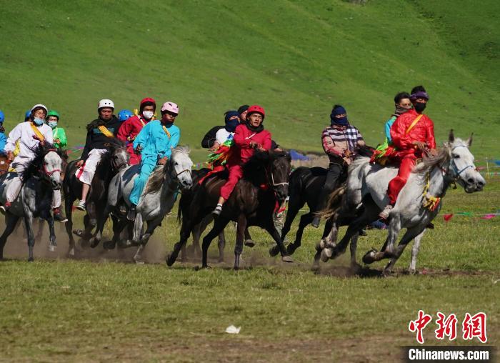 圖為選手進(jìn)行3000米賽馬比賽?！●R銘言 攝