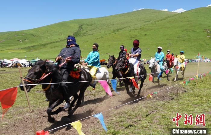 圖為選手進(jìn)行3000米賽馬比賽?！●R銘言 攝