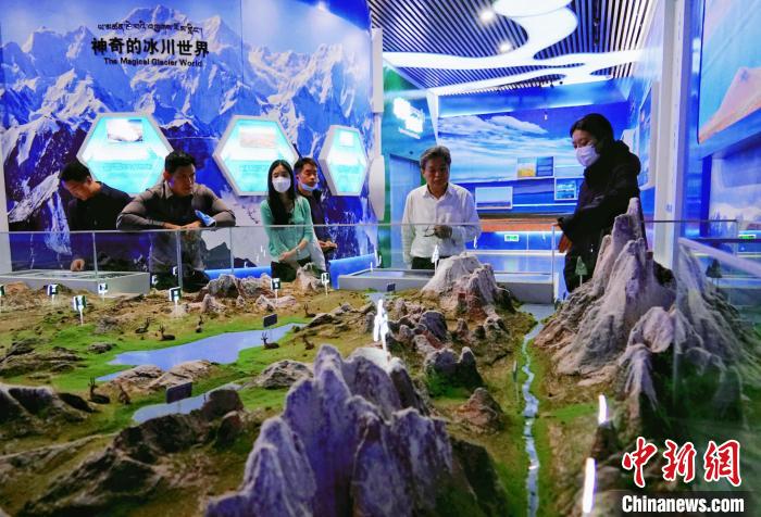 圖為中外嘉賓在玉樹州博物館內參觀?！●R銘言 攝