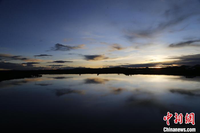 圖為夕陽下的查旦濕地?！●R銘言 攝