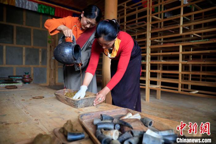 調(diào)合香團(tuán)?！⊥趵?攝