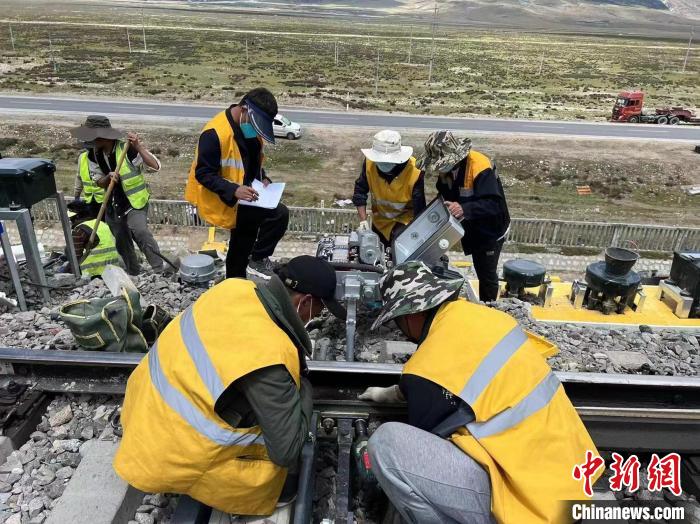 圖為青藏鐵路基礎(chǔ)設(shè)施“升級(jí)換代”施工現(xiàn)場(chǎng)?！‖F(xiàn)場(chǎng)作業(yè)人員供圖