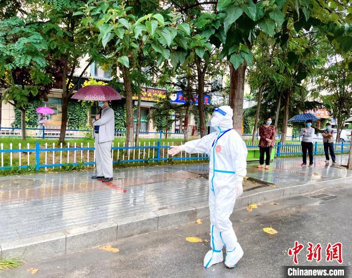 高原小城青海尖扎抗疫見聞：柔肩亦可擔(dān)重任，夫妻檔聞令而動