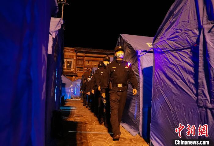 四川瀘定6.8級地震:震后第一夜民警徹夜守護(hù)受災(zāi)群眾平安