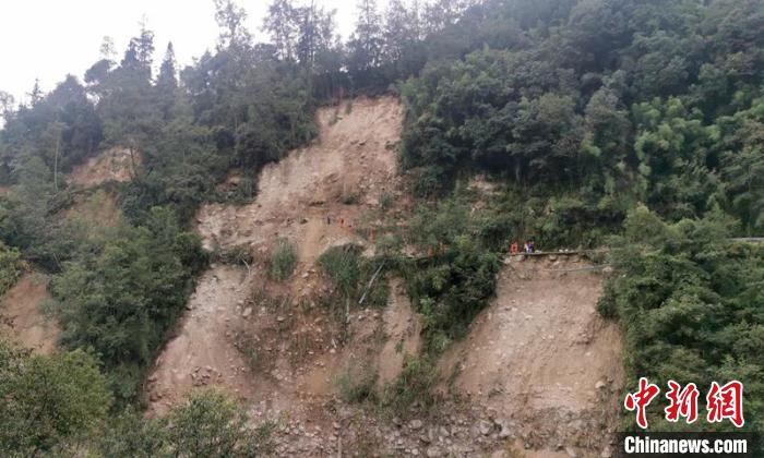 四川瀘定6.8級(jí)地震:森林消防夤夜抗震救援忙