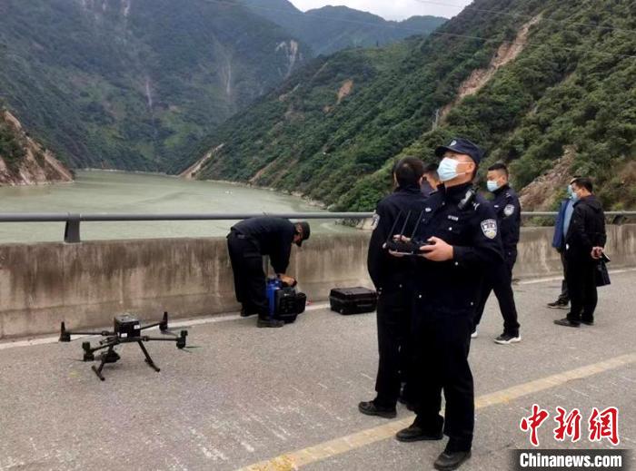 民警組成的搜尋隊(duì)利用無(wú)人機(jī)在震區(qū)開(kāi)展空中巡查?！「首沃莨簿止﹫D