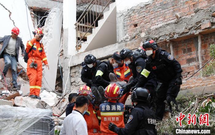 四川消防救援人員開展救援?！∷拇ㄏ?供圖