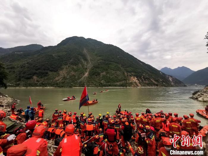 四川消防救援人員開展救援?！∷拇ㄏ?供圖