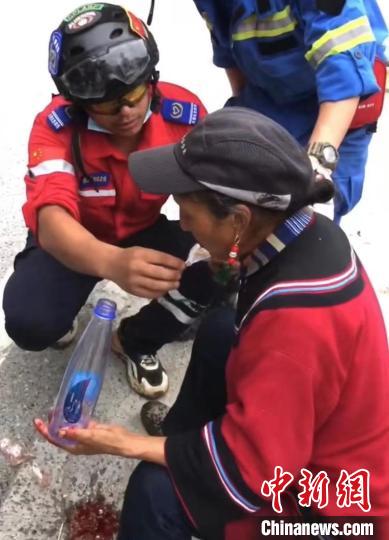 筠連筠愛青年應(yīng)急救援隊(duì)救援人員正在為傷員傷口清理?！∈茉L者供圖