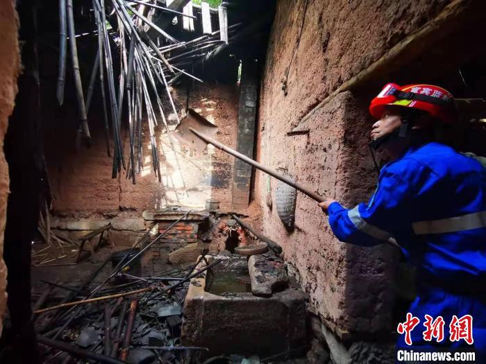 宜賓藍(lán)豹應(yīng)急救援隊(duì)搜救組成員劉方杰正在參與救援?！∈茉L者供圖