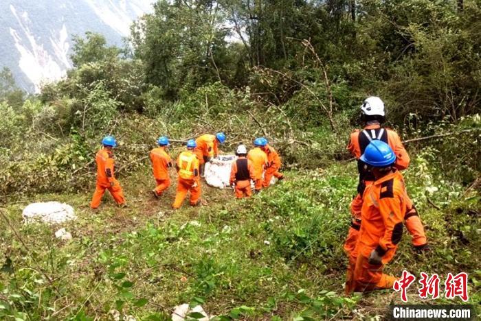 海拔1950米唐29號(hào)塔位搶險(xiǎn)隊(duì)員正搬運(yùn)直升機(jī)吊運(yùn)上山的搶險(xiǎn)材料?！⌒鞈c明 攝