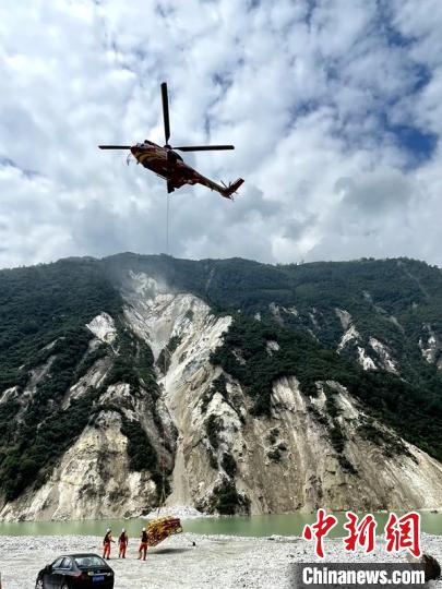 直升機(jī)正在運(yùn)輸110千伏唐下線應(yīng)急塔塔材?！⌒l(wèi)科 攝