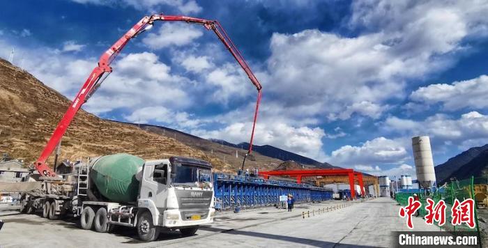 T梁發(fā)運(yùn)現(xiàn)場(chǎng)。　中鐵八局 供圖