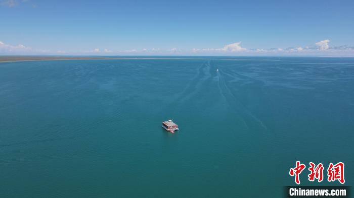 圖為航拍夏日青海湖。　李江寧 攝