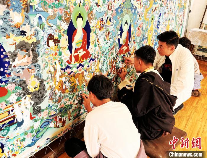青海唐卡藝術(shù)小鎮(zhèn)：“勞模畫師”師帶徒，文化扶貧富一方