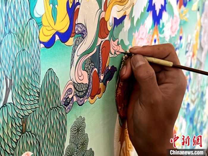 圖為畫師繪畫唐卡?！●R文莉 供圖