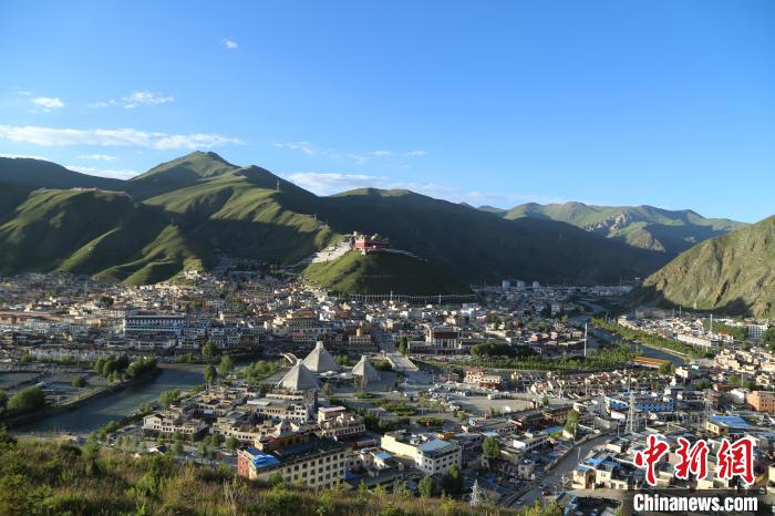 圖為航拍玉樹市?！∮駱涫形麄鞑抗﹫D