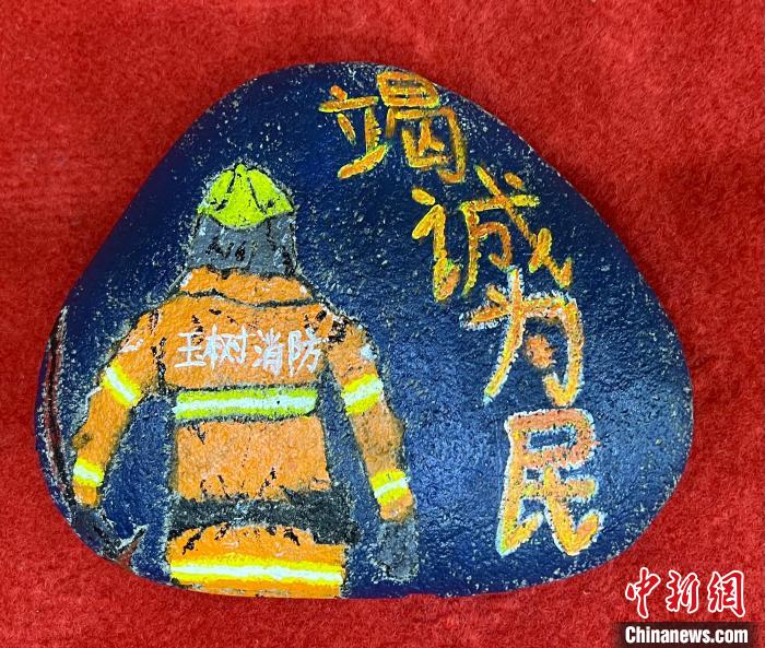 圖為玉樹消防指戰(zhàn)員創(chuàng)作的石頭畫作品《逆行在路上》。　孫瑞祥 攝