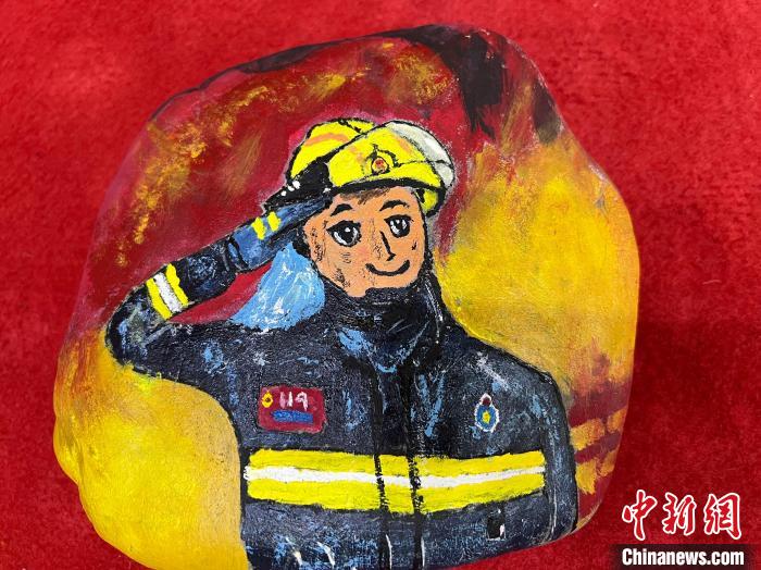 圖為玉樹消防指戰(zhàn)員創(chuàng)作的石頭畫作品《請(qǐng)祖國和人民放心》?！O瑞祥 攝
