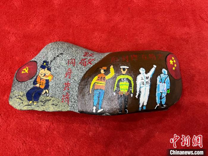圖為玉樹消防指戰(zhàn)員創(chuàng)作的石頭畫作品《致敬“抗疫戰(zhàn)線”逆行的所有人》?！O瑞祥 攝