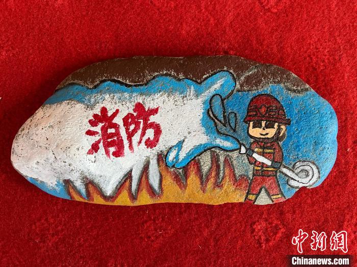 圖為玉樹消防指戰(zhàn)員創(chuàng)作的石頭畫作品《永遠(yuǎn)沖鋒在前》?！O瑞祥 攝