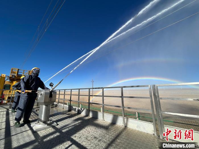 圖為水炮手在操作高壓水炮?！「邌⒑?攝