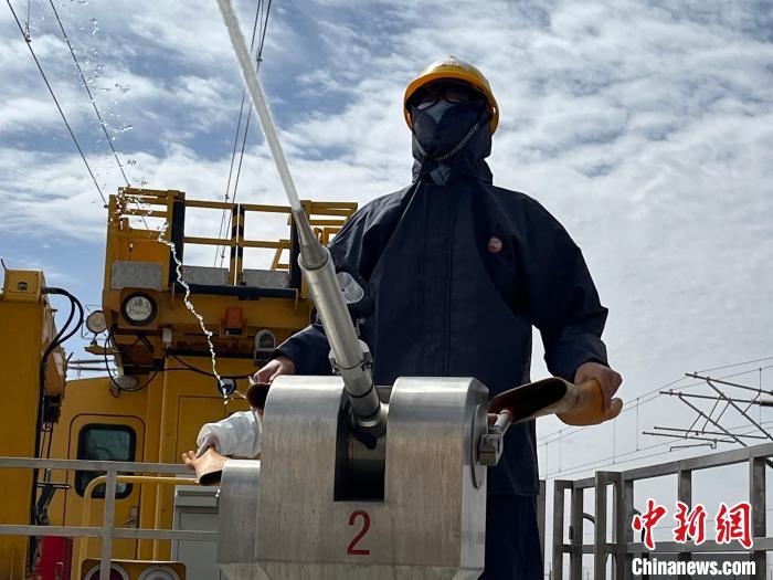 圖為水炮手操作高壓水炮進(jìn)行作業(yè)?！「邌⒑?攝