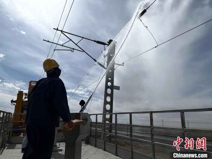 圖為高壓水槍的水柱沖洗絕緣子串?！「邌⒑?攝