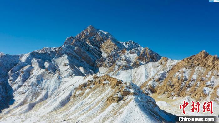 圖為山川被白雪覆蓋，與藍(lán)天相互呼映?！《继m縣融媒體中心供圖