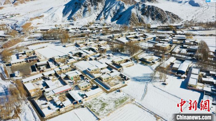 圖為鄉(xiāng)村被白雪覆蓋?！《继m縣融媒體中心供圖