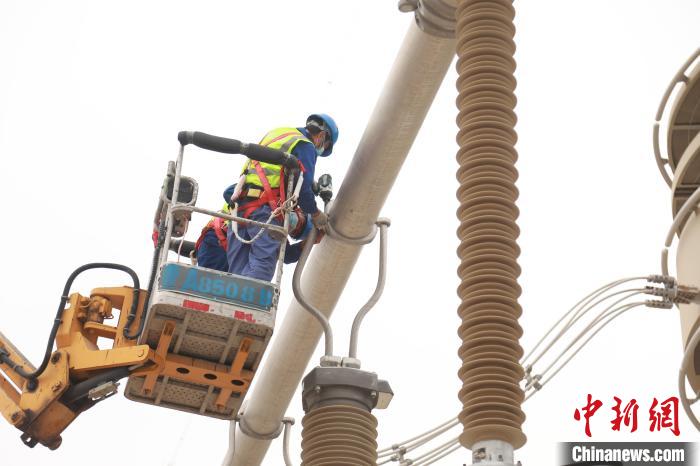 圖為國網(wǎng)青海超高壓公司變電檢修人員正在開展設(shè)備檢修工作。　朱毅然 攝