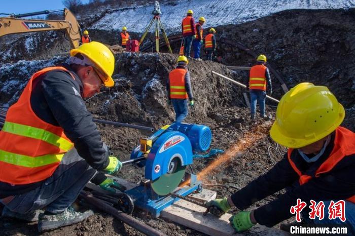 西成高鐵紅原2號隧道出口忙碌的工人師傅?！⒅铱?攝