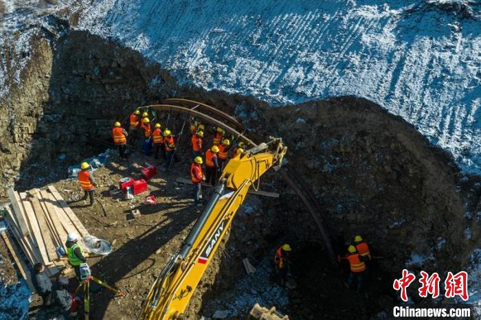 西成高鐵紅原2號隧道出口工人師傅正在進行導向墻、管棚施工作業(yè)?！⒅铱?攝