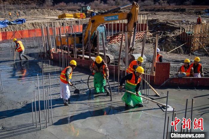 川主寺鎮(zhèn)牧場村西成高鐵1號拌合站工人師傅正在進行駐地、拌合站澆筑施工作業(yè)?！⒅铱?攝
