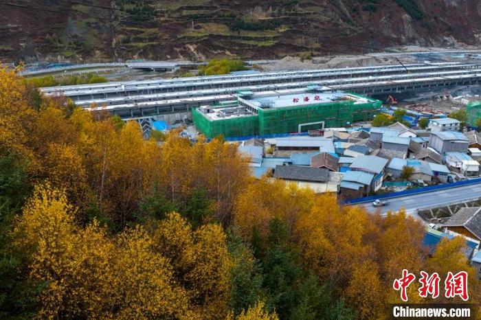 正在建設(shè)的成蘭鐵路松潘站?！⒅铱?攝