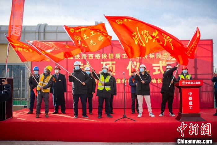 圖為封頂儀式現(xiàn)場?！『茽柾?攝