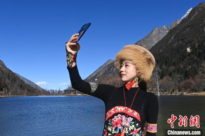 游人在畢棚溝景區(qū)拍照留念。　安源 攝