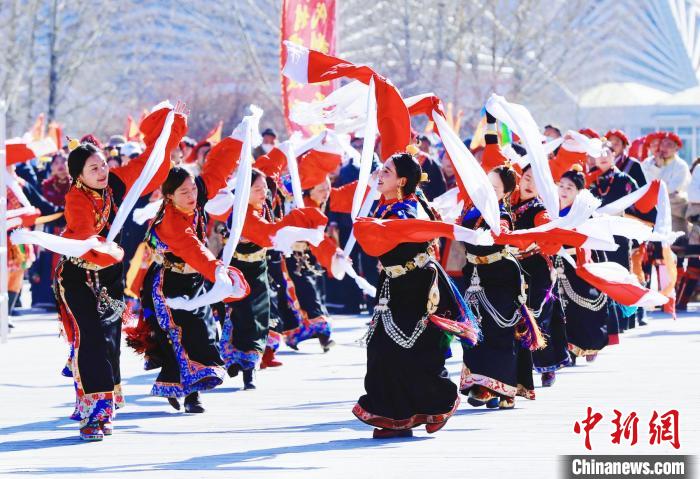 圖為玉樹群眾在廣場(chǎng)內(nèi)載歌載舞?！●R銘言 攝