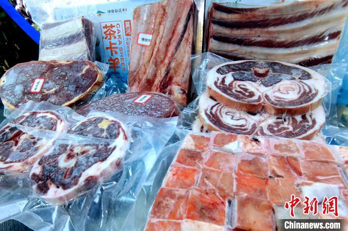 圖為前來參展的柴達(dá)木肉類。　李雋 攝