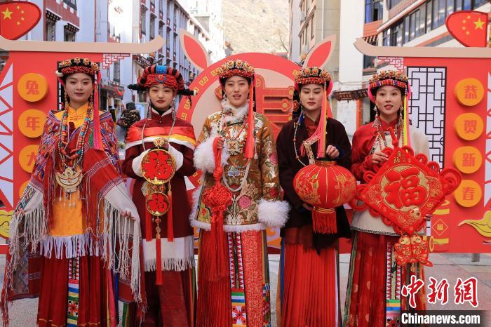 丹巴美女送祝福，迎新年。　李永安 攝