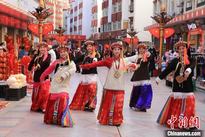 丹巴女孩在街頭跳起歡快歌舞迎接新年到來(lái)。　吉靜 攝