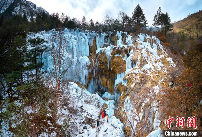 晶瑩剔透的冰瀑仿佛是大自然用冰藍色繪制出的壯觀畫卷。　胡宇 攝