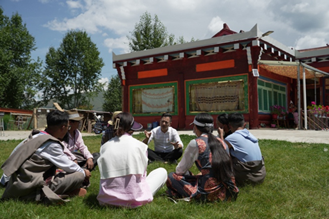 趙奎深入爐霍縣鄉(xiāng)村與藏族群眾開展座談。爐霍縣自然資源局供圖