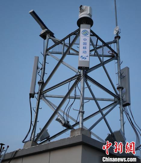 資料圖為建在龍羊峽湖區(qū)內(nèi)的5G基站。　青海移動海南分公司供圖