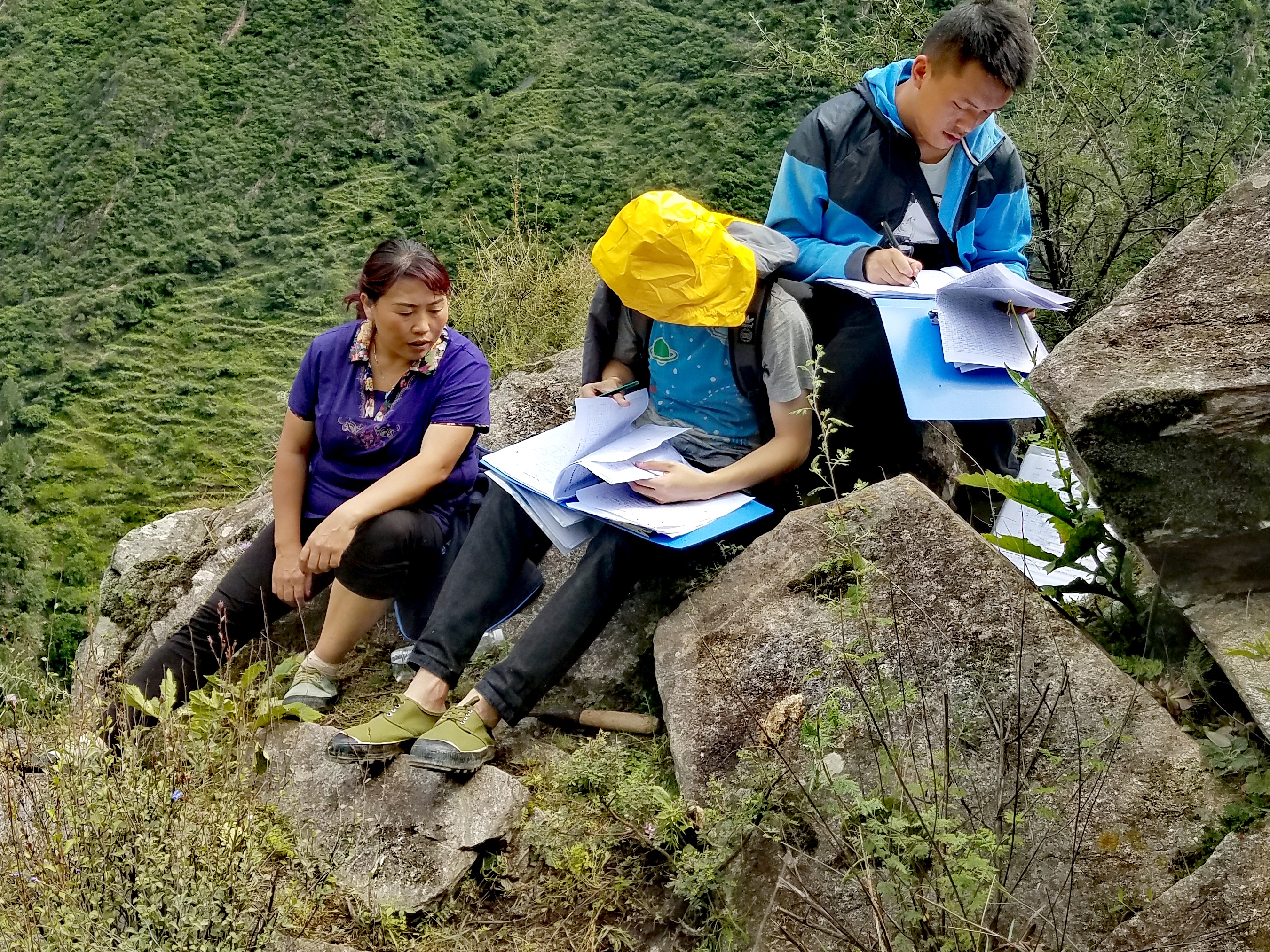 　2022年，余德春(左)協(xié)助排查震后地質(zhì)災(zāi)害隱患點。(圖為余德春提供)