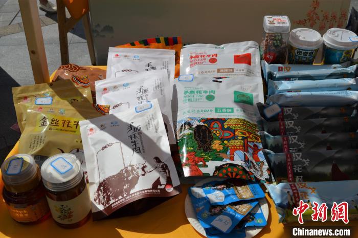 推介活動上的農(nóng)特產(chǎn)品展示?！≈炝杞?攝