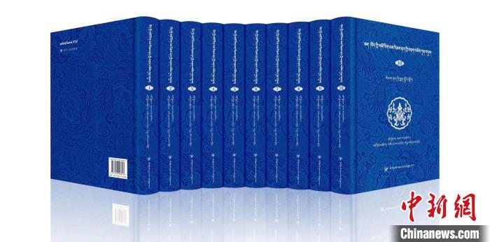 圖為青海果洛州藏醫(yī)專家桑德才讓擔(dān)任主編的《藏醫(yī)傳染性疾病文獻(xiàn)集成》?！∈茉L者 供圖