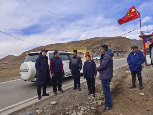 領(lǐng)隊張力帆（左一）帶隊實(shí)地調(diào)研援建項(xiàng)目推進(jìn)情況。成都高新區(qū)（簡陽市）第六批對口支援工作隊供圖